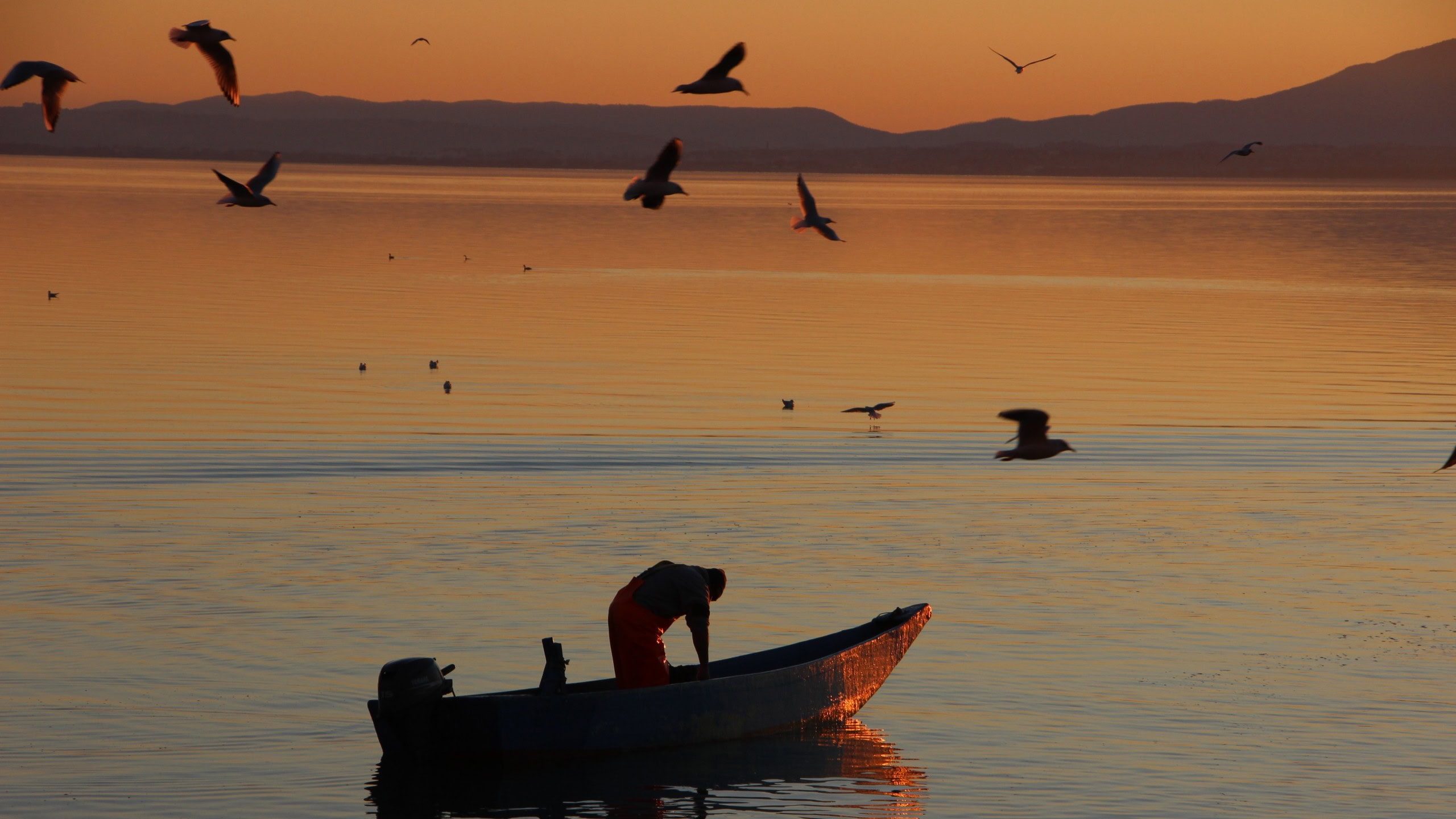Fischer im Sonnenuntergang am Lago Trasimeno